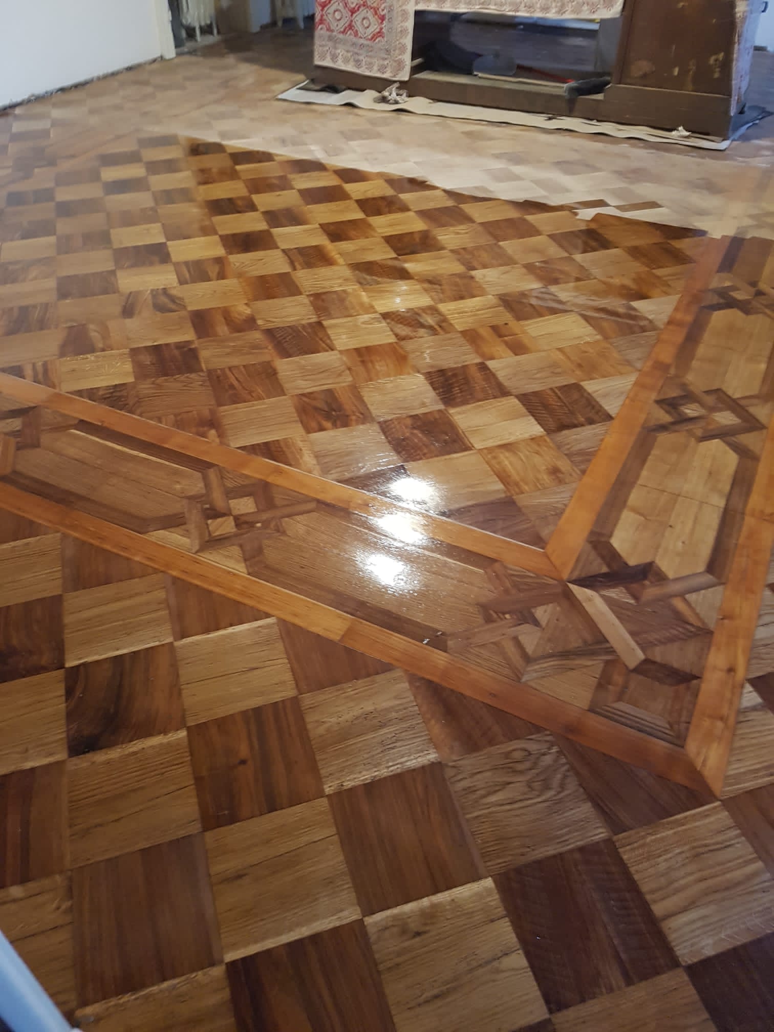 Combinație parchet nuc și stejar montat model mozaic