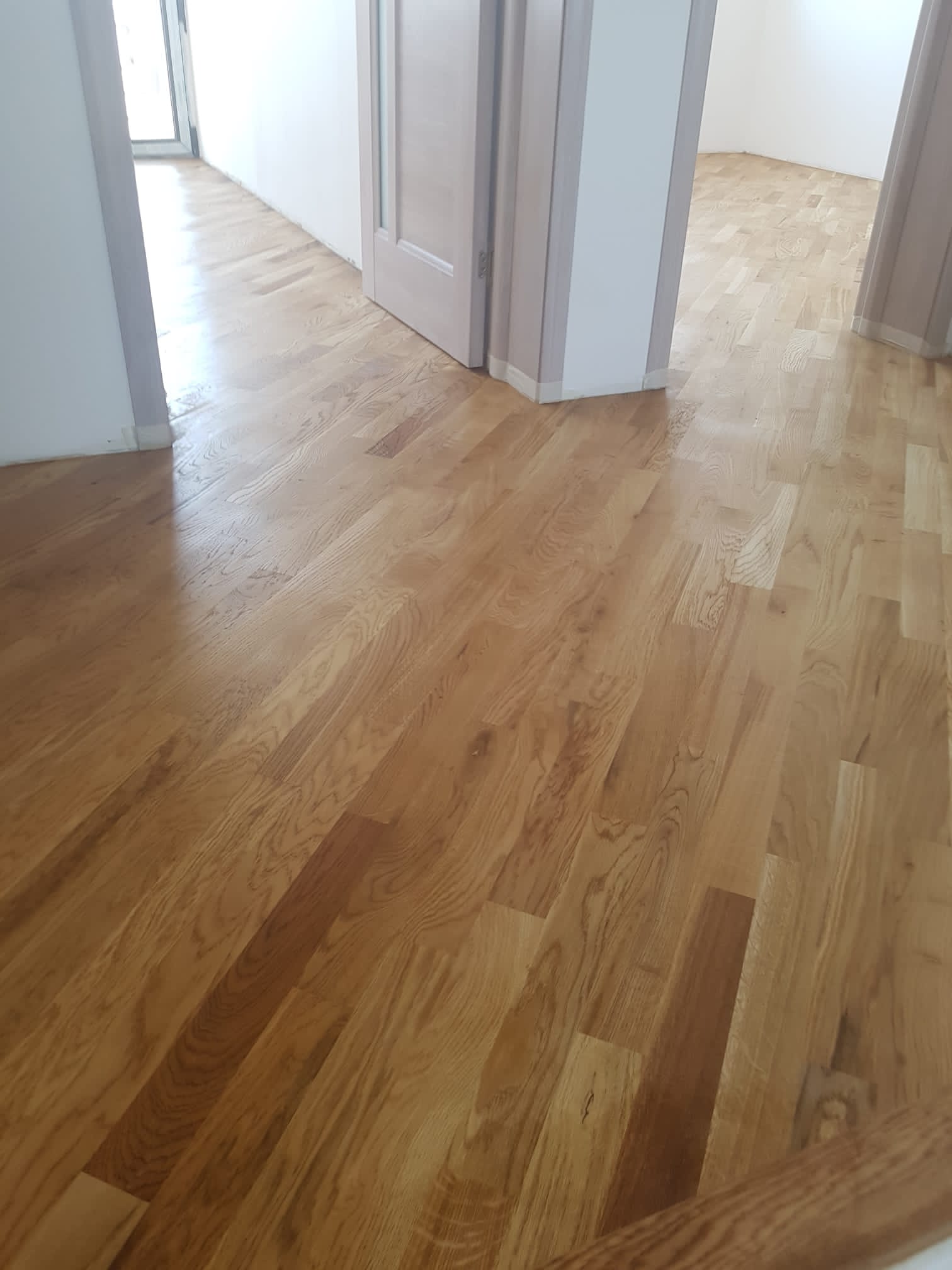 Montaj parchet continuu între hol și camere fără praguri