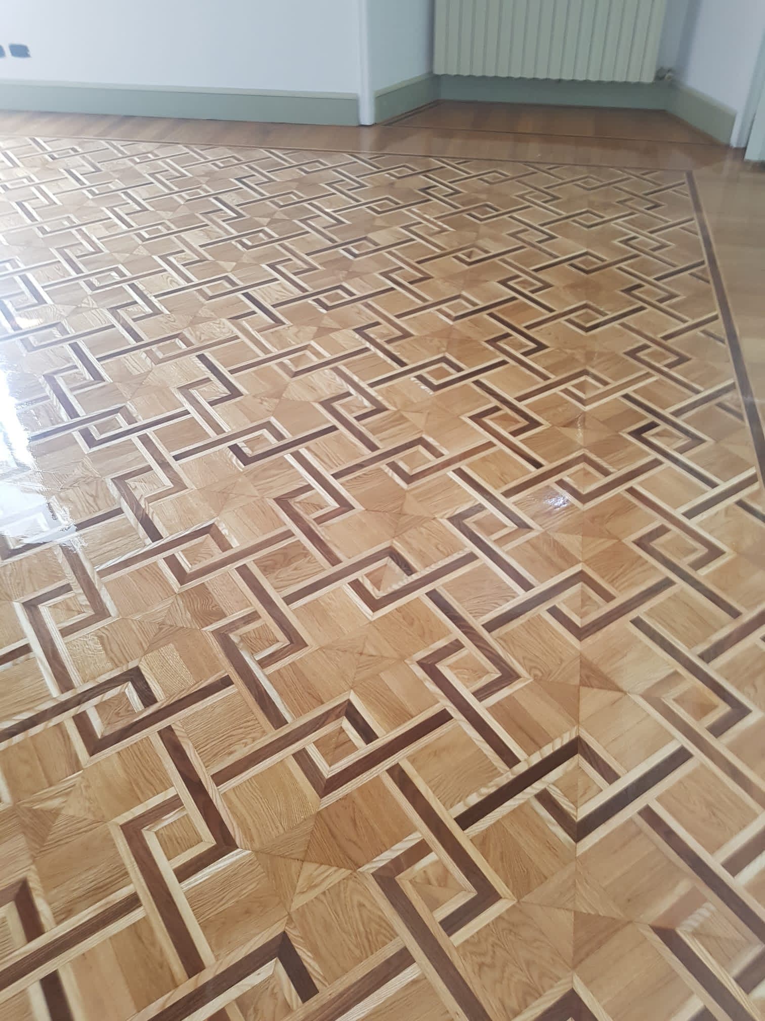 Mester parchet Suceava lucrând la o scară din lemn